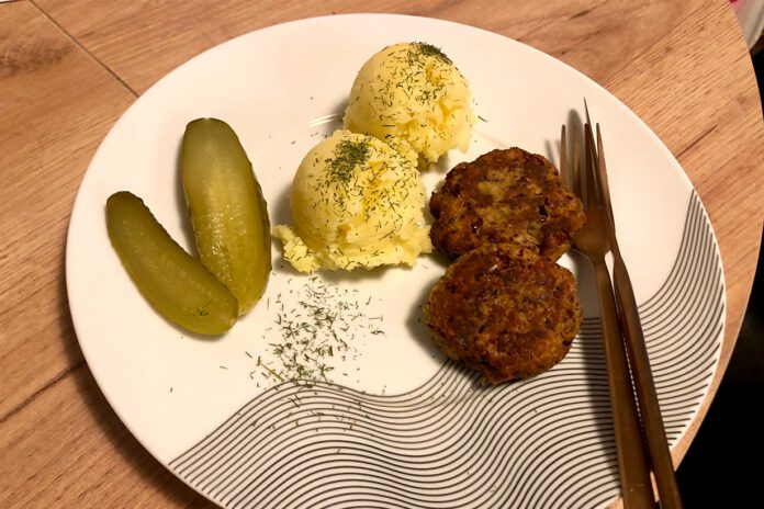 Kotlety z czarnej fasoli i ryżu z ziemniakami