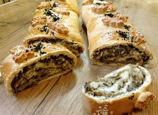 Kulebiak z kiszoną kapustą i grzybami