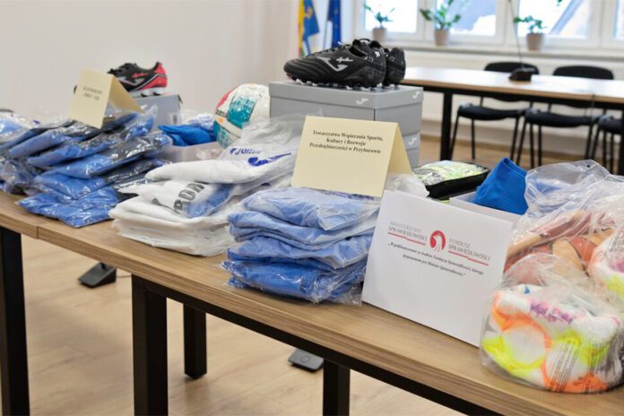 Nowy sprzęt sportowy dla klubów z gminy Borzęcin