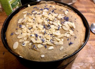 Sernik pistacjowy z migdałami