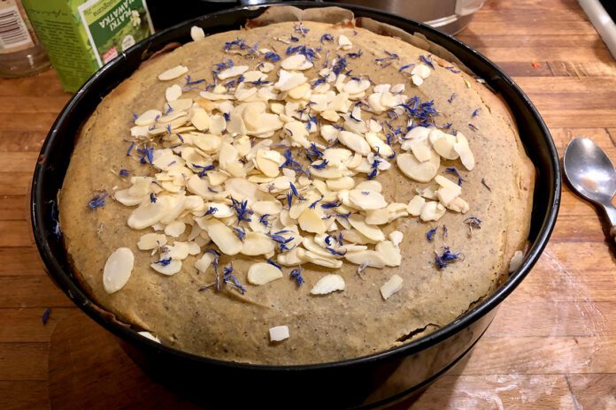 Sernik pistacjowy z migdałami