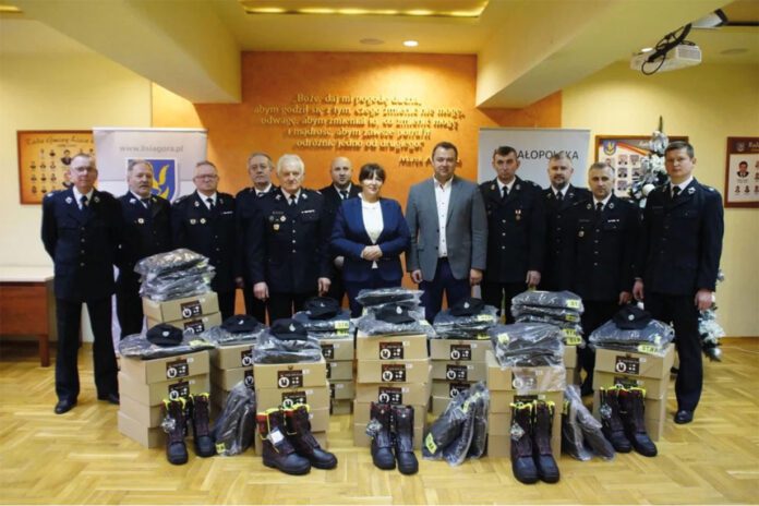 Strażacy z gminy Lisia Góra otrzymali nową odzież ochronną