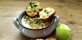 Zupa cebulowa na winie z grzankami serowymi