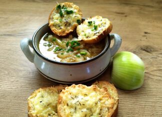 Zupa cebulowa na winie z grzankami serowymi