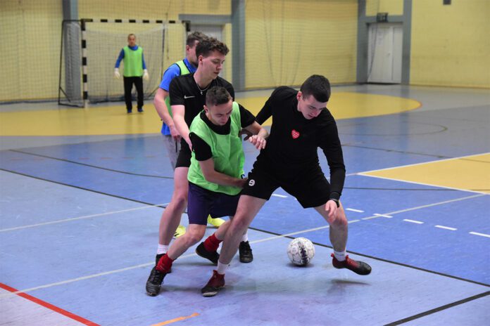 16 drużyn na turnieju halowej piłki nożnej