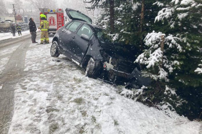 55 latka uderzyła w drzewo