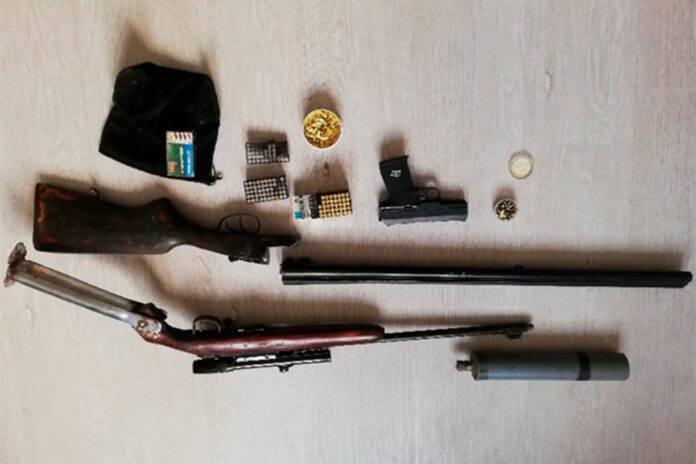 59 latek nielegalnie przechowywał broń i amunicję