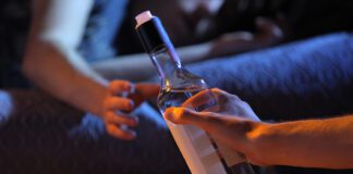 Alkoholowa libacja pijana matka i niemowlę pod wątpliwą opieką