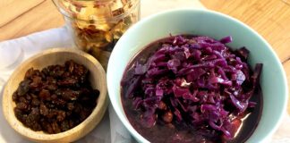 Kapuśniak z czerwonej kapusty z rodzynkami