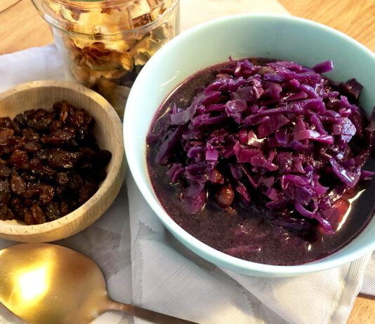 Kapuśniak z czerwonej kapusty z rodzynkami