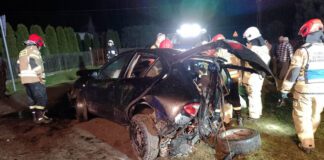 Kierowca seata uderzył w ogrodzenie