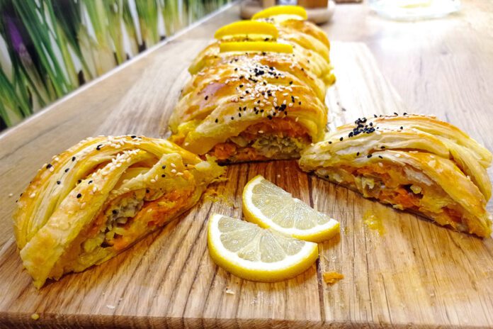 Kulebiak z ciasta francuskiego z dorszem i marchewką