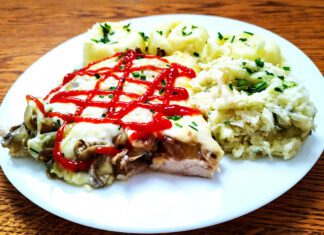 Kurczak pod pierzynką serowo pieczarkową