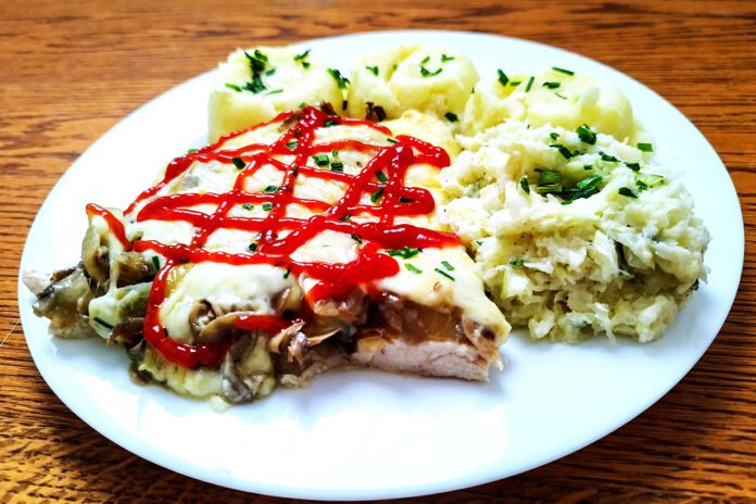 Kurczak pod pierzynką serowo pieczarkową