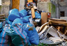 Na posesji zalegają śmieci a gospodarz płaci za wywóz którego nie ma