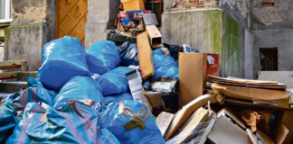 Na posesji zalegają śmieci a gospodarz płaci za wywóz którego nie ma