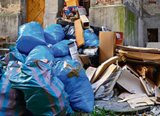 Na posesji zalegają śmieci a gospodarz płaci za wywóz którego nie ma