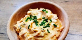 Pasta z makreli z pomidorami z puszki z serem z wiaderka i cebulą