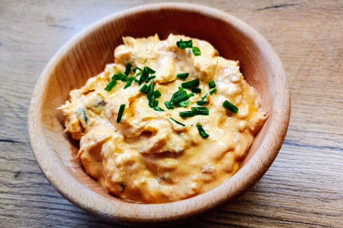 Pasta z makreli z pomidorami z puszki z serem z wiaderka i cebulą