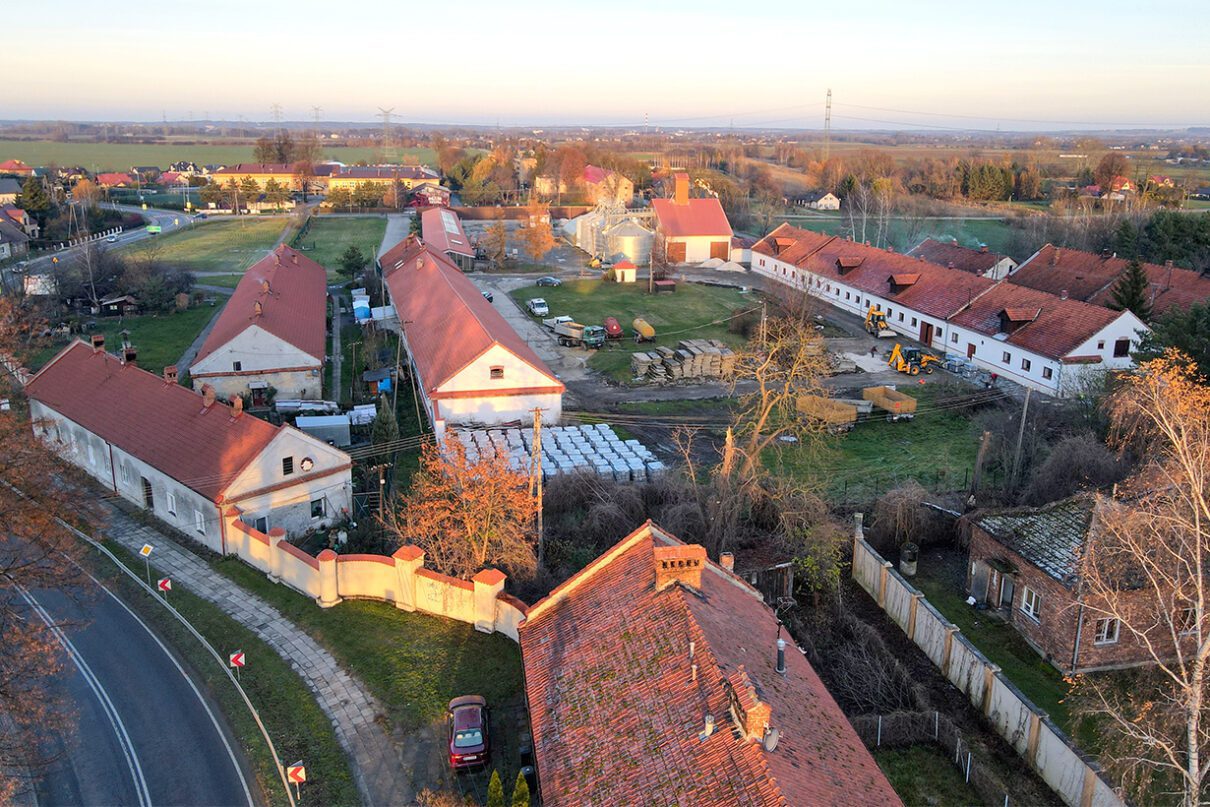 Pobliskie zabudowania folwarczne