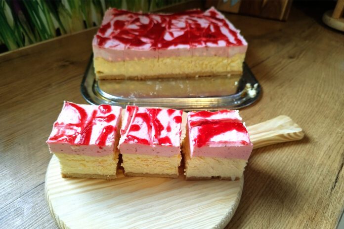 Sernik wiedeński z musem śliwkowym