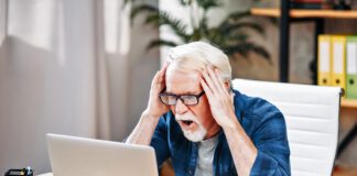 Starszy człowiek i morze cyfrowych pułapek