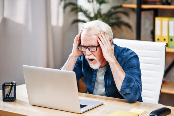 Starszy człowiek i morze cyfrowych pułapek