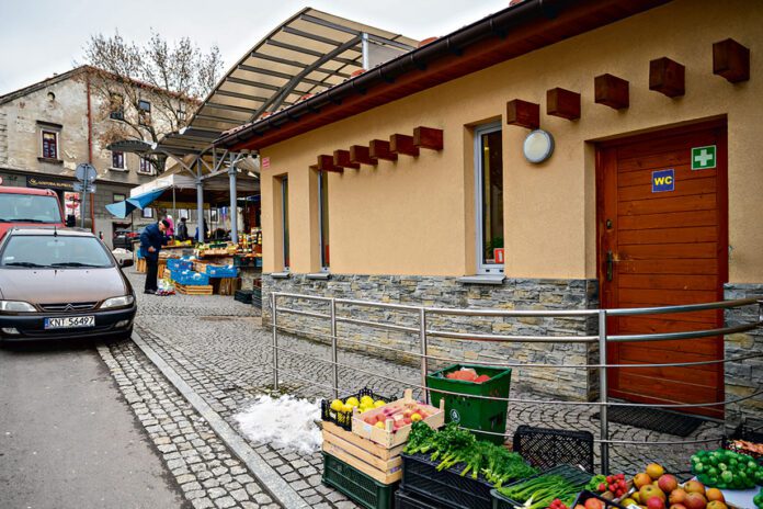 Tarnów - 10 złotych za WC na Burku