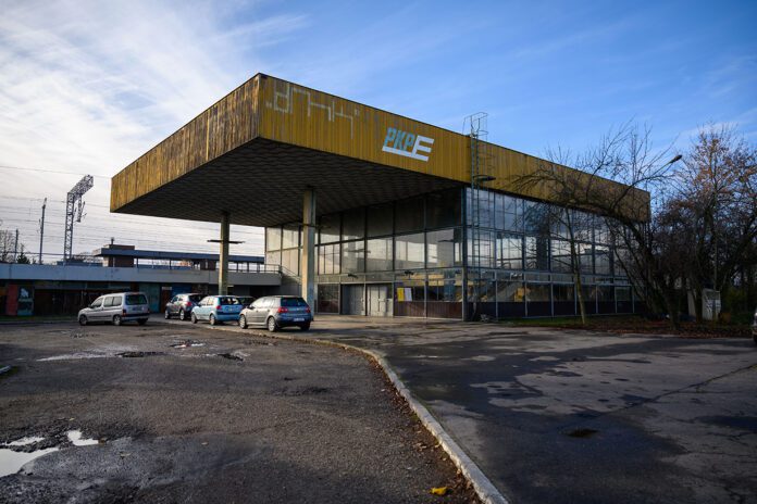 Dworzec w Mościcach przynosi wstyd