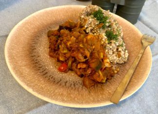 Gulasz warzywny z bakłażanem papryką i selerem naciowym