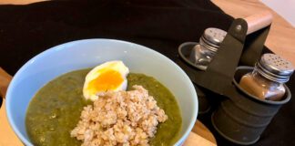 Krem z zielonych warzyw z kaszą owsianą i jajkiem