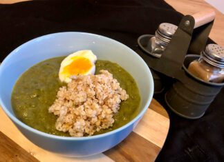 Krem z zielonych warzyw z kaszą owsianą i jajkiem