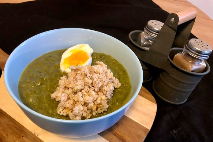 Krem z zielonych warzyw z kaszą owsianą i jajkiem