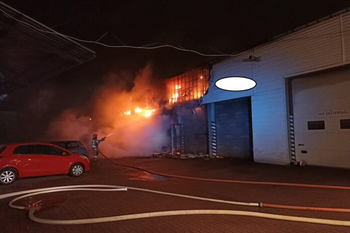 Pożar w warsztacie samochodowym