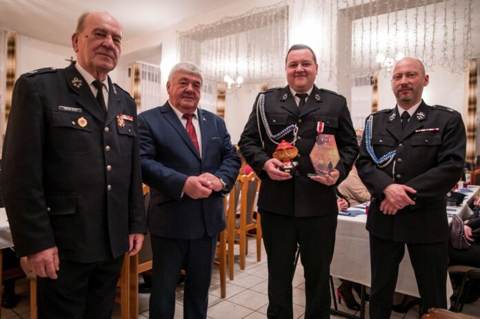 Wręczyli nagrody najlepszym strażakom, Fot. UM Wojnicz