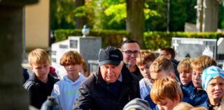 Z chorągiewkami na grobach zasłużonych działaczy sportowych