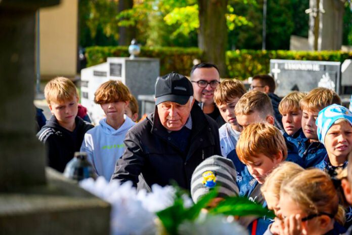 Z chorągiewkami na grobach zasłużonych działaczy sportowych