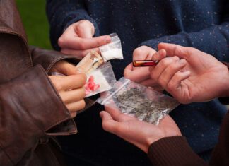 Nastolatkowie z powiatu dąbrowskiego podejrzani o przestępstwanarkotykowe