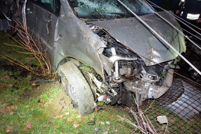 Nastoletni kierowca uderzył w słup energetyczny