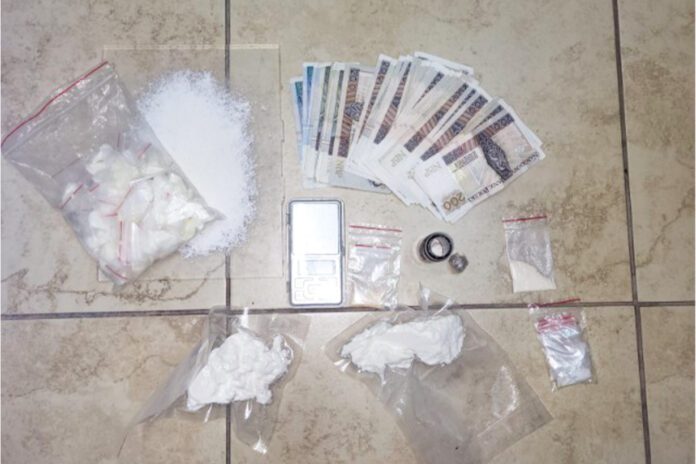 Poszukiwany listem gończym wpadł za jazdę bez uprawnień i narkotyki