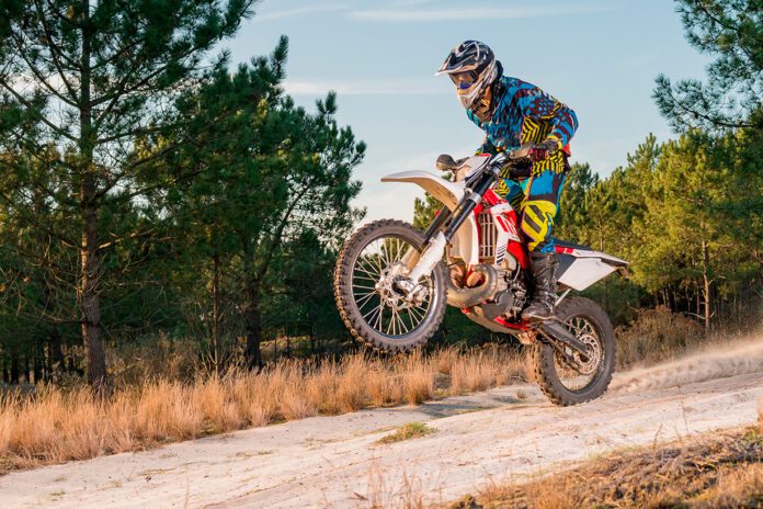 Wypadek motocyklisty na nielegalnej przejażdżce