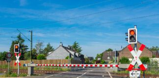 Kierowca wjechał na przejazd kolejowy po opuszczeniu rogatek