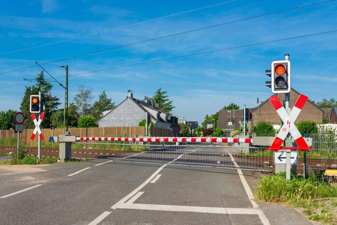 Kierowca wjechał na przejazd kolejowy po opuszczeniu rogatek