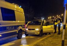 Mercedes bez włączonych nocą świateł. Policja chciała go zatrzymać, a kierowca jechał dalej Mercedes bez włączonych nocą świateł