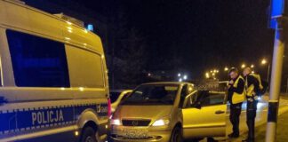 Mercedes bez włączonych nocą świateł