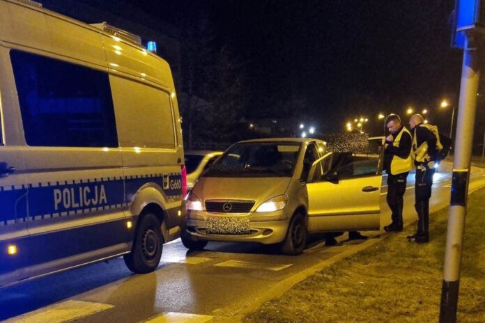 Mercedes bez włączonych nocą świateł