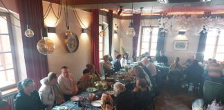 Posiłek wielkanocny osób bezdomnych