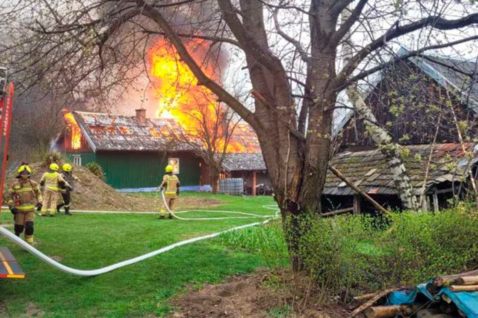 Szybka interwencja sąsiada uratowała kobiety z pożaru