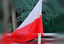 Umieść flagę na swoim samochodzie