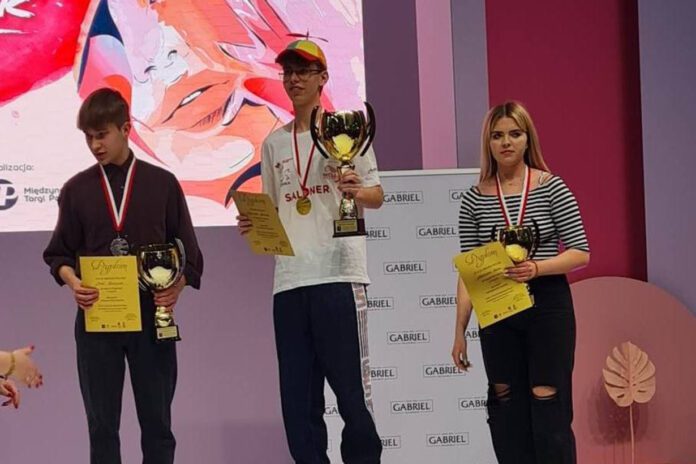 Wielki sukces młodej fryzjerki Wielki sukces młodej fryzjerki